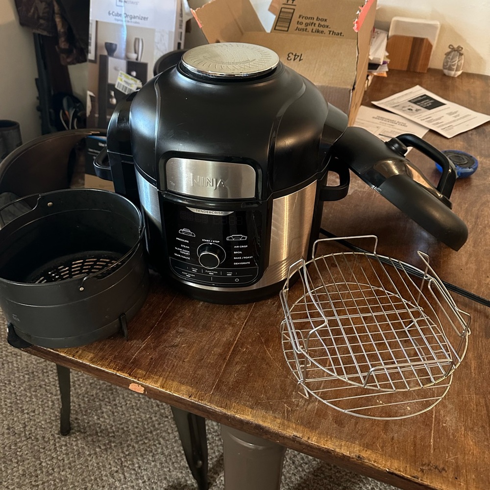 Ninja foodi Deluxe XL 8qt 12 n 1 air fryer/ pressure cooker